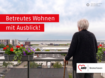 Eine Seniorin steht mit einem Gehstock auf einem Balkon und blickt auf die Weser | © Teilweise mit KI bearbeitet