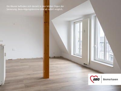 Heller Raum mit Holzbalken, großen Fenstern und hellen Holzböden in einem Dachgeschoss | © AWO Bremerhaven