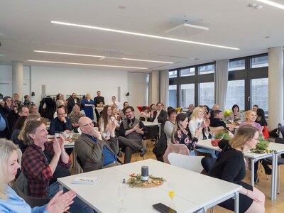 Das Foto zeigt gut gelaunte Gäste bei der Examensfeier 2024